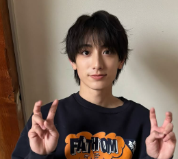 小西詠斗、ユニークポーズ満載の近況ショット公開！ファン「セルフパンチ可愛すぎる」