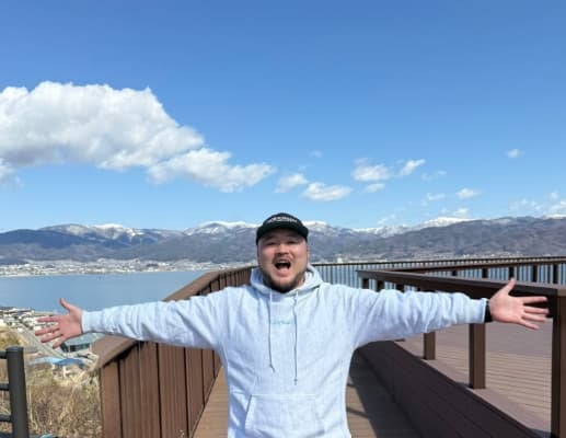 クマムシ長谷川、信州ロケ後に「長野のみなさんありがとうー！」と快晴の下で叫ぶ？