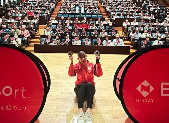 パリ五輪卓球メダリスト・五輪 早田ひな　トークショーイベントでお客さんと一緒に