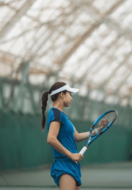 美女プロテニス女子・園田彩乃「東京都選手権ベスト8」の報告とファン絶賛の青色コーデを披露！