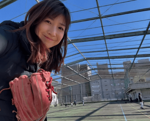 「貴女とキャッチボールをしたい」少年野球の美女ママアナウンサー、こっそりグローブを借りた女神ショットにファン歓喜！