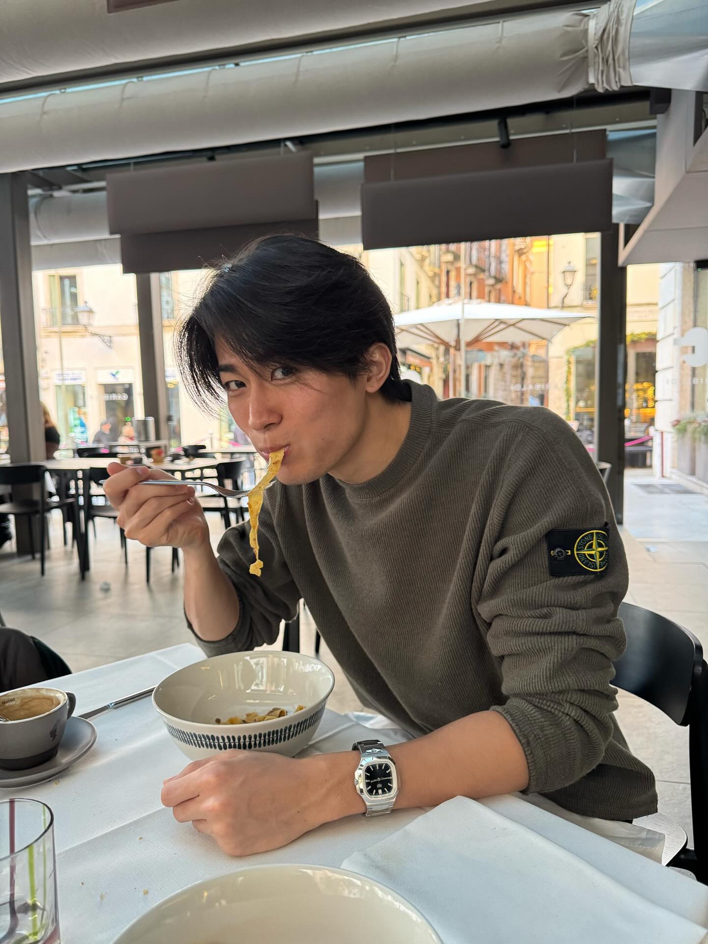 「3枚目射抜かれました」あの"イケメンサッカー選手"がオフをイタリアで満喫！