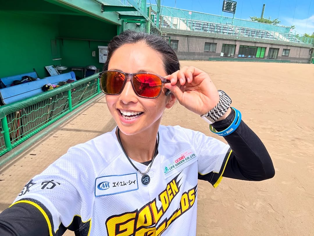 「サングラス似合ってます！」女子野球選手兼監督・片岡安祐美、今季ゲットしたISONOのサングラスを掛けた自撮りを公開
