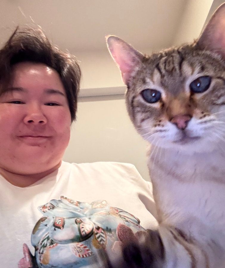 「もしかして○○？？」やす子　びっくりヘアで愛猫と2ショット　可愛すぎると話題に