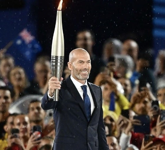 聖火リレー登場が話題！サッカー界のレジェンドが「俳優みたい」