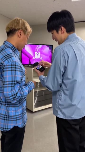 お見送り芸人しんいち、自身の放送場面との２ショット撮らせるもまさかの結果に！？爆笑動画を公開！