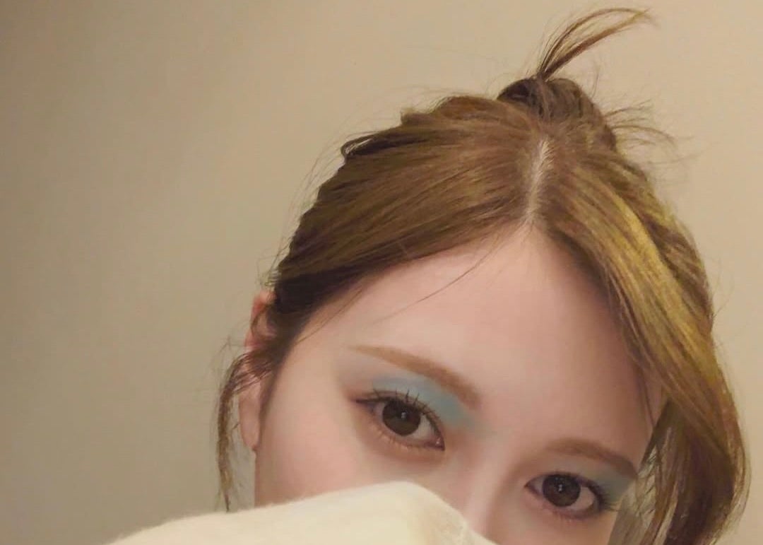 白石麻衣、小さな友達の手によるメイク披露　優しい笑顔が話題