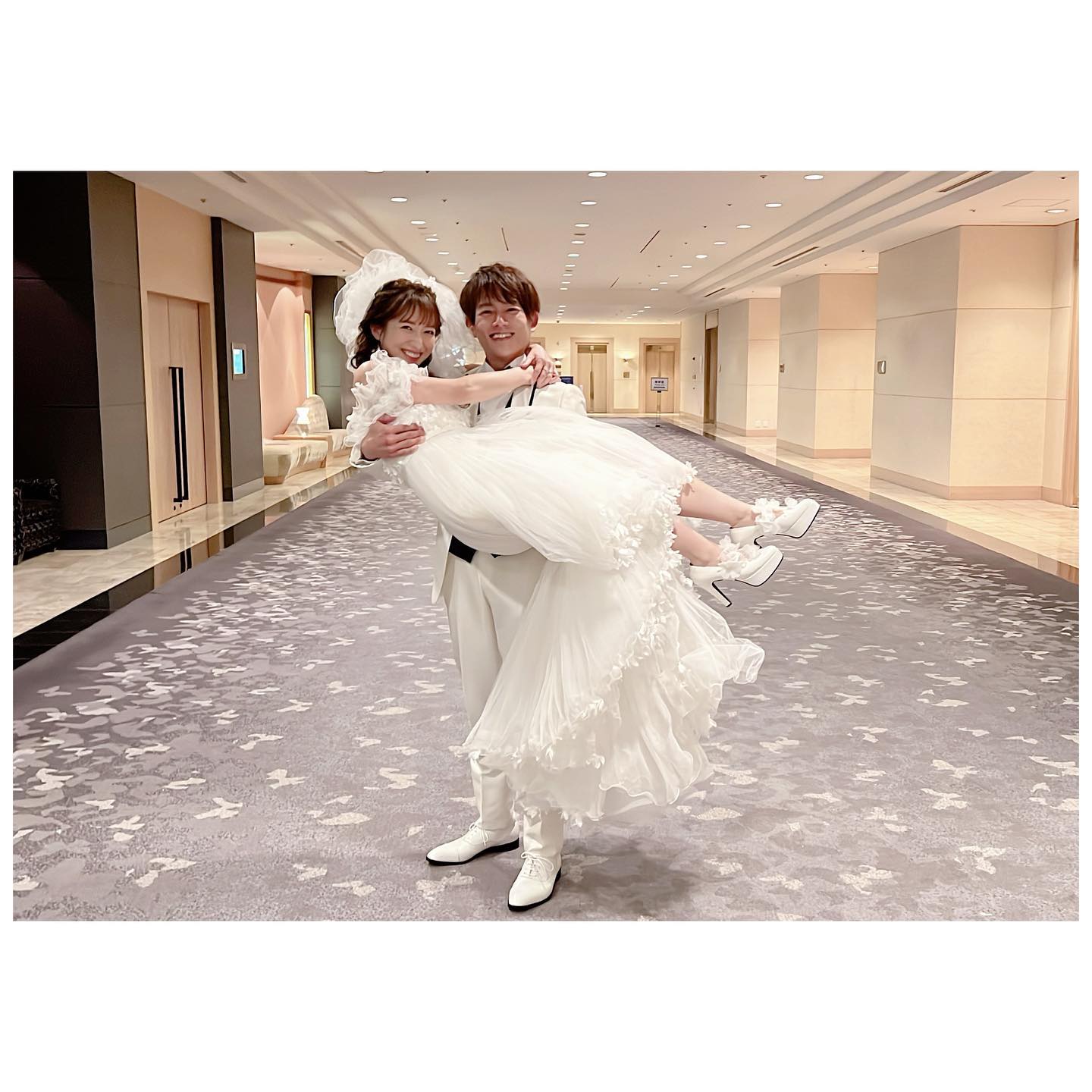 辻希美さんがウエディングドレス👗を着用し夫婦ショットを披露👼「お姫様抱っこしてもらった❤️笑」