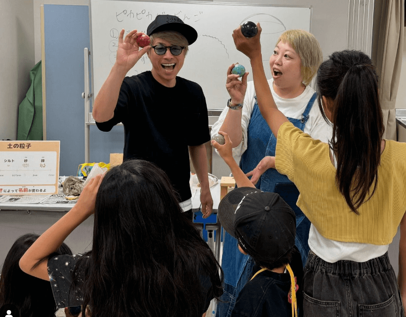 田村淳、娘たちと参加した「どろだんごワークショップ」をシェア！熱中する姿にパパも感動