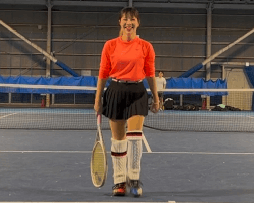 「寝る前に見れて良かった」ポニテのテニス美女子、キュートなプリーツスカート姿の練習風景を公開！