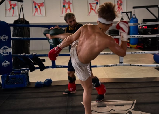 「背中が語る強さ」武尊、鍛え抜かれた肉体で豪快キック！闘志あふれる最新ショット公開