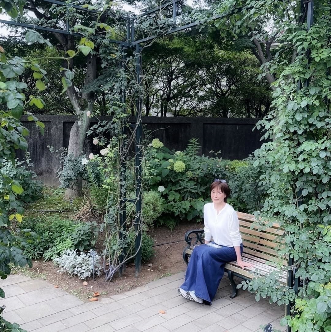 大女優が見せる癒しのひと時、横浜港の見える丘公園