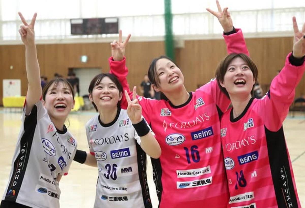 「番外編ショット公開」三重バイオレット・神谷美名、仲間と見せた笑顔のピースに反響