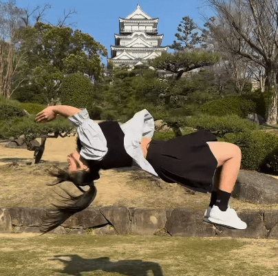 「凄い跳躍力だし！」話題のパルクール女子、お城をバックに絶技アクションを披露！回転演舞にファン一同を圧倒「素晴らしいパフォーマンスです！」