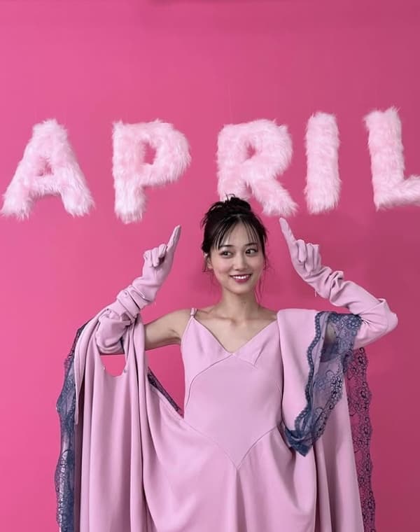 壁掛けも卓上も！山下美月カレンダーに生写真!?