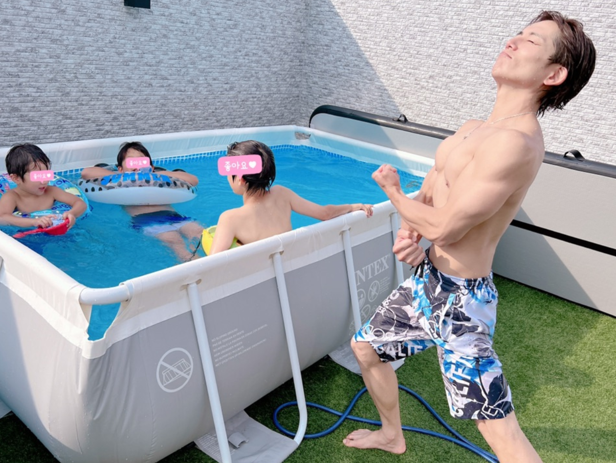 辻希美さんが午後のひとときを公開📸プールでは夫・杉浦太陽の肉体美も😍