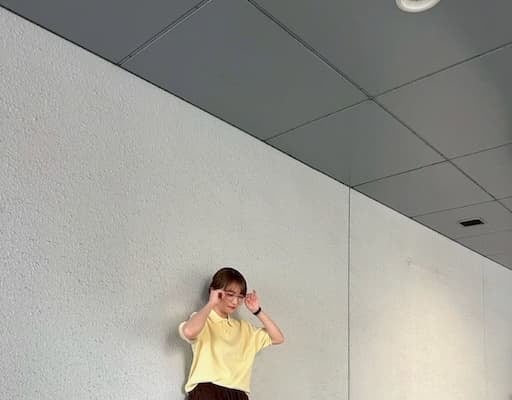 「のび太くんに近づいちゃったから 次から気をつけよう。笑」秋元真夏のポロシャツコーデにファンからコメント続々！