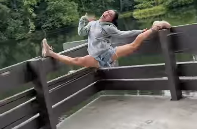 新体操選手の美女、レアなママパパを召喚！想定外の"ぶっ飛び・ダンシング"にファン歓喜！「お父さん一番かっこいい」