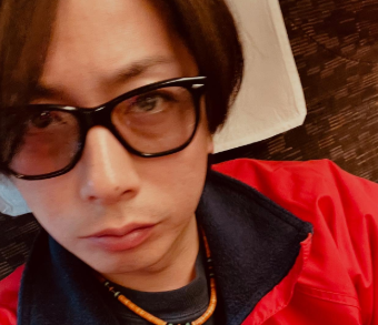 「赤が似合いすぎる！」河合郁人、お気に入りカラーの私服ショット公開にファン歓喜