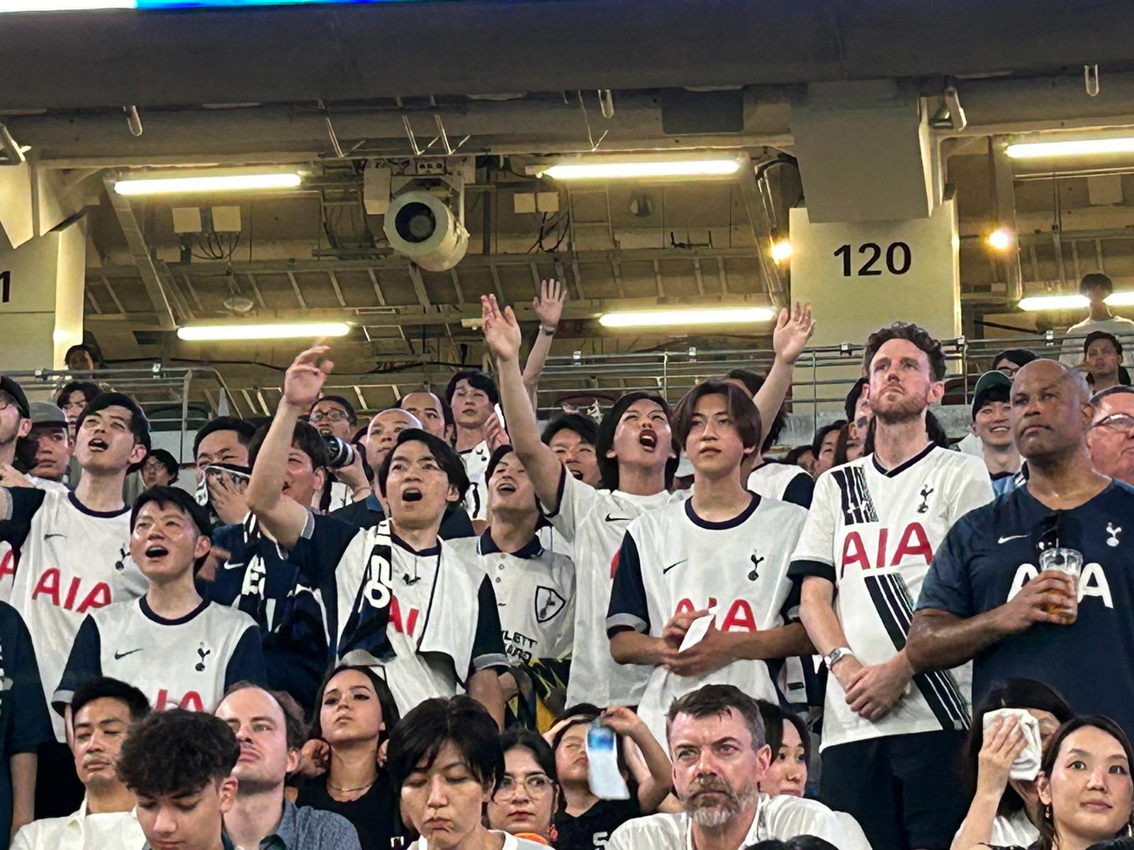 「〇〇さんいる？！」熱狂的なサッカーファンの中心にいる意外な人物とは？