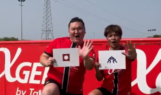 第69代横綱・白鵬、元日本代表FW大久保嘉人と笑顔の2ショット公開