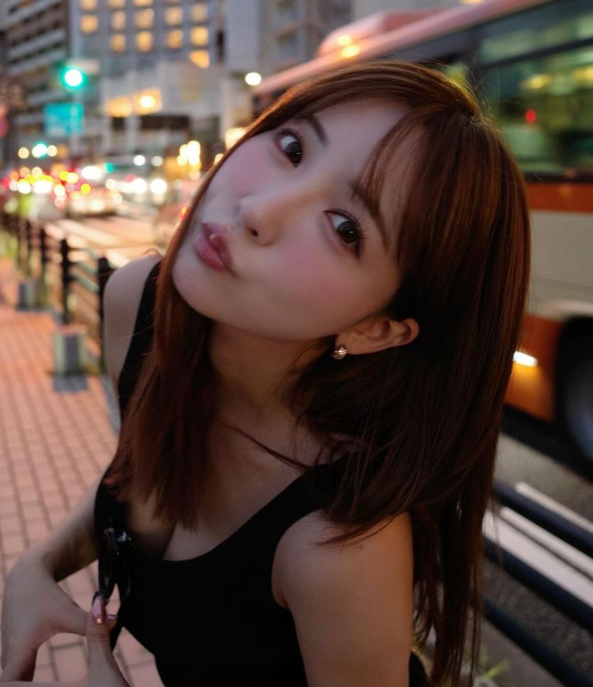 三上悠亜、胸元ざっくりワンピで熱海の街を満喫