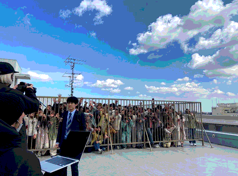 背後に大量のゾンビが！？　赤楚衛二が主演映画のオフショットを公開🌈