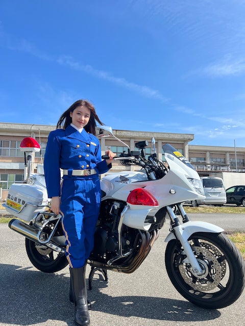 富山県警がXに投稿した写真が話題に! コメントでは「美人すぎます」