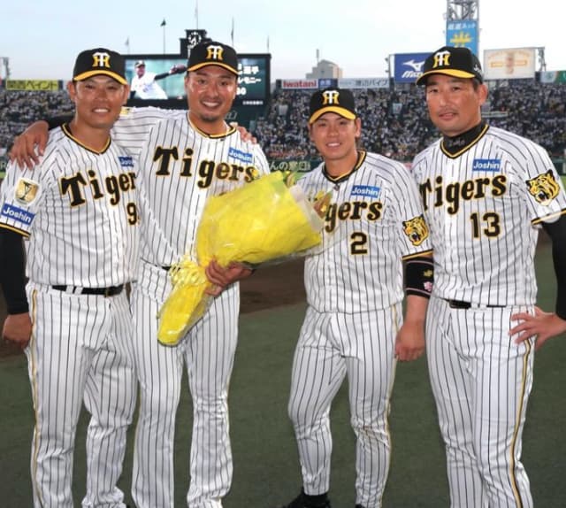 阪神 梅野隆太郎 引退をする秋山拓巳へ労いの言葉！「お疲れ様でした⚾️」