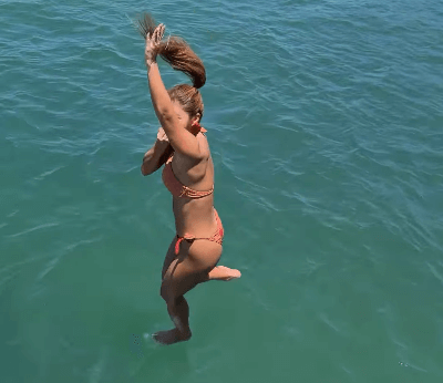 「海の中へ…行ってらっしゃい！」超人気美女トレーナー、ダイナミック・マイティーダイブに大反響「可愛すぎて他に集中できなかった」