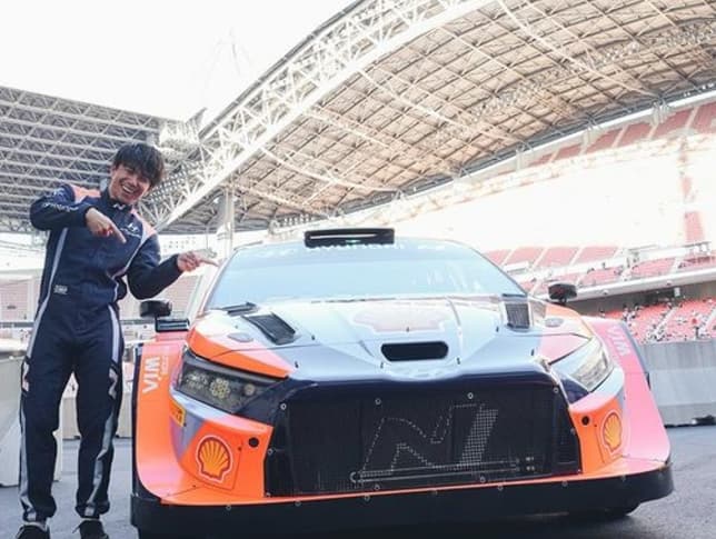 「似合ってますよね？」有名俳優〇〇が、初ラリーで魅せたレーシングスーツ姿が話題に