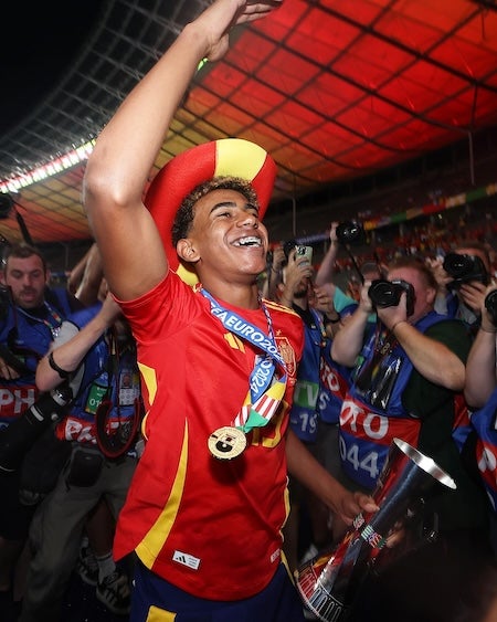 わずか17歳でスペイン代表の10番に‼️　活躍続けるバルサの新星が系譜を受け継ぐ