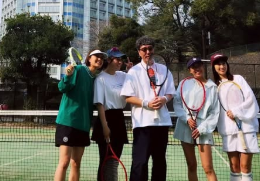 中村仁美が“THE東京”なテニスコートで新メンバーとプレイ！元アナの実力に「サバ読んでるでしょ」ツッコミも！