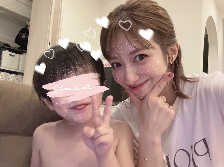 「上半身裸😅笑笑。」辻希美、息子との2Sを公開🌟