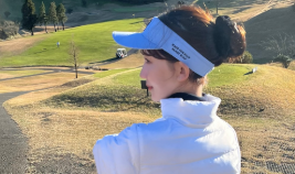 小嶋真子、ゴルフ場で爽やかショット！お気に入りのバイザーを披露