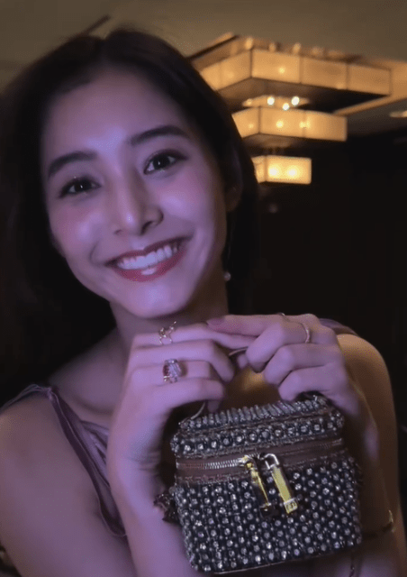 「可愛すぎて目が幸せ」新木優子、美しぎるドレス姿の