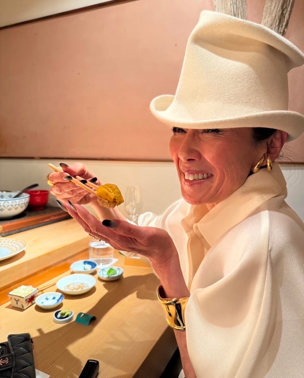 「一貫40万のやつですか！？」萬田久子、あのうわさの超高級寿司を堪能「いっただきまぁ〜す」