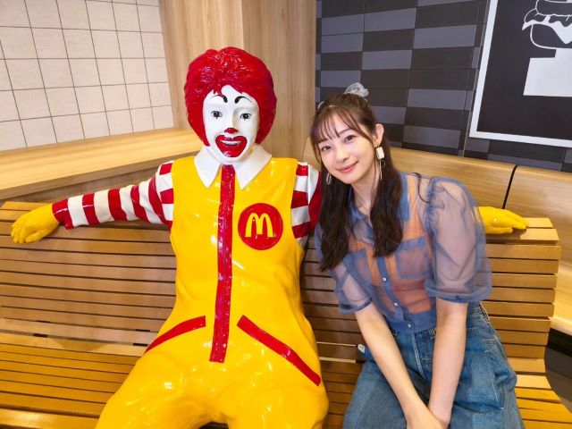 「そこの席代わって！」足立梨花とツーショットのあのキャラにファンもジェラシー⁉