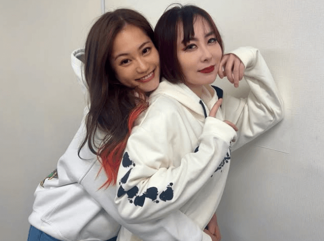 「好きすぎて抱きついた」グラドルからレスラーになった美女、大先輩とのラブリー・ショットにファン悶絶「仲良しだもんね！」