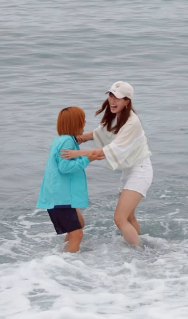 「びしょ濡れにしてしまいました」眞嶋優、大親友の元フィギュアスケーターとの"波打ち際たわむれムービー"にファン「楽しそうめちゃ可愛い」