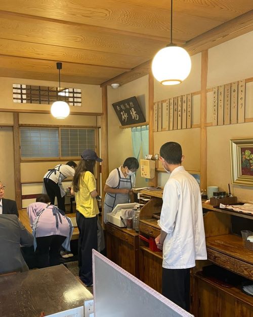 KPOPアイドルの世界的ヒットメーカー・ミンヒジン、NewJeansメンバーたちと蕎麦を堪能！