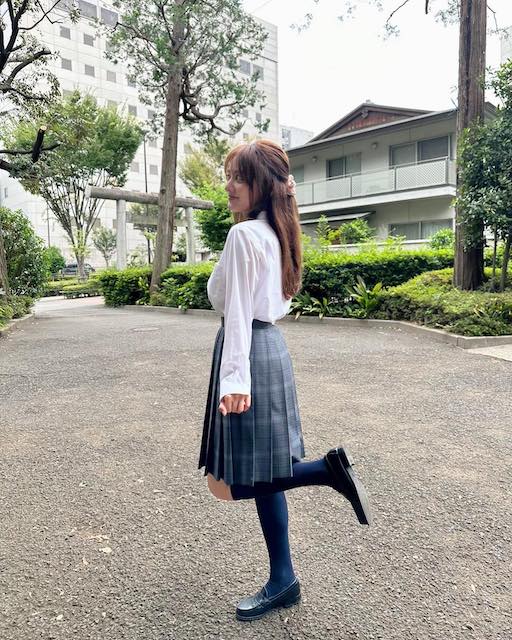 谷まりあが制服ショットを公開📸「そんな可愛すぎる制服は反則やなぁ😍」