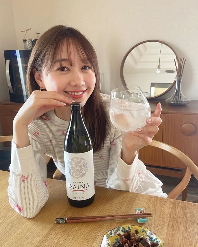 高田秋、芋焼酎のソーダ割りをPR「秋ちゃんと一緒に呑みたいなぁ」との声続々✨