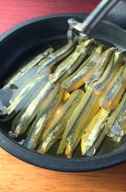 キビナゴのアンチョビにまさかの〇！？それって美味しいの！？「毎回驚かされる」と話題に！