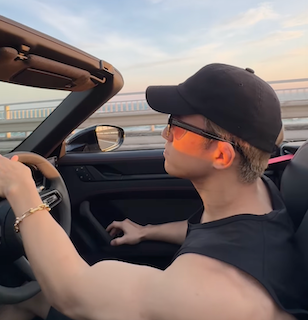 朝倉海、海沿いをオープンカーで優雅にドライブ「兄・未来そっくり」