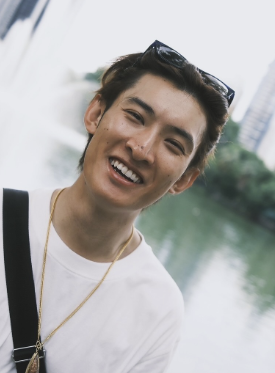 Snow Man　向井康二、タイから最高の笑顔！ファン大興奮のタイパンツ姿に注目集まる！