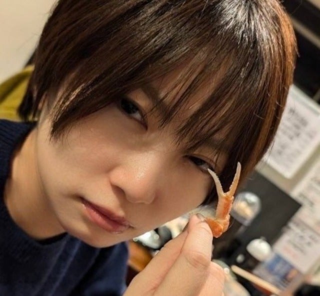 志田未来のカニを持つ表情が男前でかっこいいと話題に！