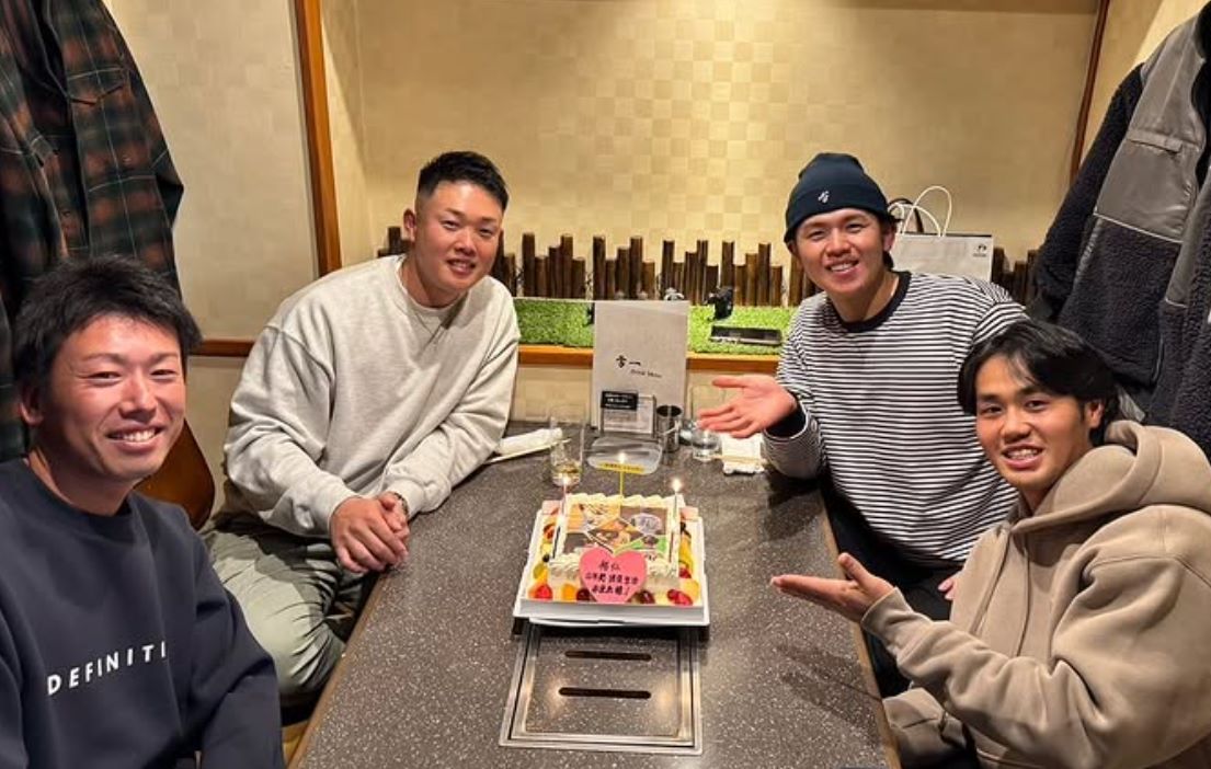 「10年間本当にお疲れさまでした」日本ハム清水優心、同期の高濱にサプライズケーキ