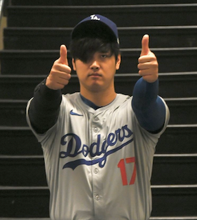 大谷翔平 投球姿やレアな片目隠し写真を公開