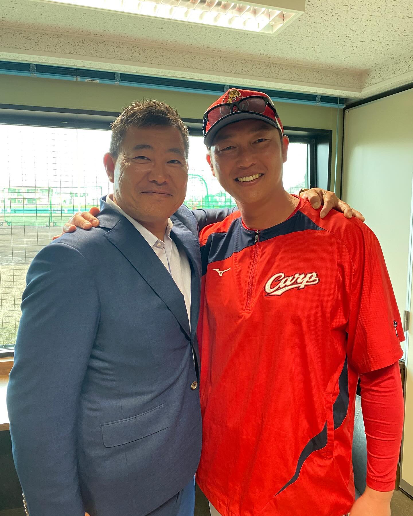 新井貴浩&福留孝介の肩組みショットが話題✨「元阪神OB同士」